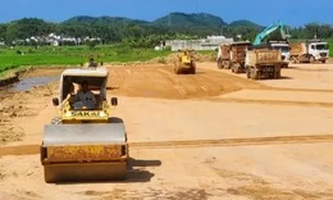 Quảng Ngãi dồi dào vật liệu nhưng dự án trọng điểm 'ì ạch' vì thiếu đất cát