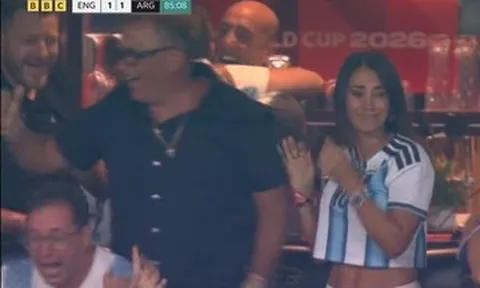Vợ Messi bật khóc trên khán đài khi Argentina ghi bàn