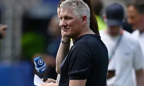 Schweinsteiger nhảy múa ăn mừng cùng CĐV Argentina