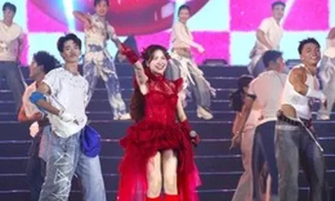 Hòa Minzy, Đức Phúc, Lâm Bảo Ngọc... 'đốt cháy' sân khấu đêm khai mạc Festival biển Khánh Hòa 2026