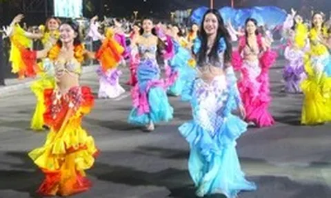 Đường phố Nha Trang rực rỡ sắc màu trong lễ hội carnival