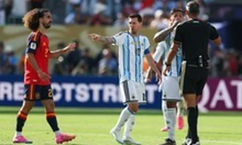 Messi bị chê "trẻ con" khi mách trọng tài, đòi thẻ đỏ cho cầu thủ Tây Ban Nha
