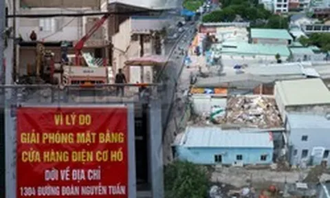 Người dân dỡ nhà, giao mặt bằng để mở rộng quốc lộ 1 nối TP.HCM với Tây Ninh
