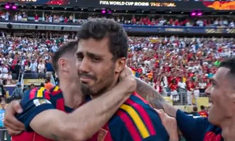 Rodri bật khóc sau chung kết, nhận Quả bóng vàng World Cup 2026