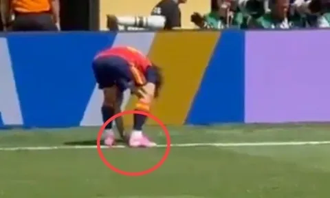 Khoảnh khắc Cucurella 'làm phép' trước chung kết World Cup 2026