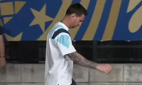 Cái cúi đầu của Messi sau chung kết