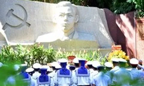 Dòng người nối nhau đến viếng tại công viên Lê Thị Riêng, nhớ ơn người nằm xuống vì hòa bình