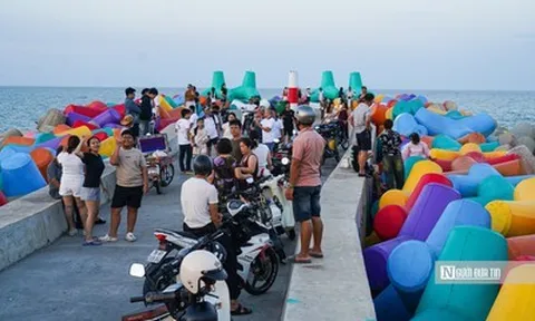 Tô điểm cho hàng trăm khối bê tông, bờ kè tại phố biển Đắk Lắk trở thành điểm check – in hút khách