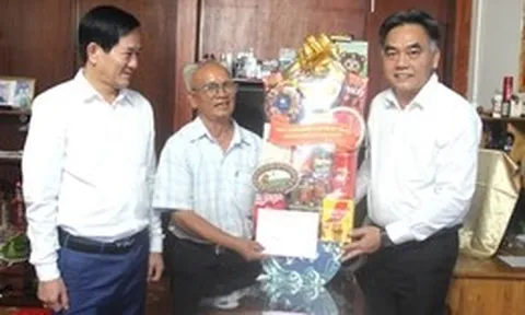 Phó chủ tịch thường trực UBND TP.HCM Nguyễn Lộc Hà thăm thương binh tại Dĩ An, An Phú