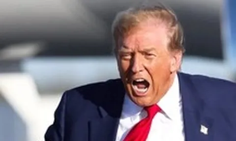Ông Trump và Iran dọa 'ăn thua đủ': Dám bắn một tàu, mất liền một cây cầu