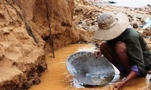 Phát hiện người đàn ông đi làm hầm mỏ bỗng xây nhà to, trả hết nợ, còn chia hết tiền cho gần 20 người thân
