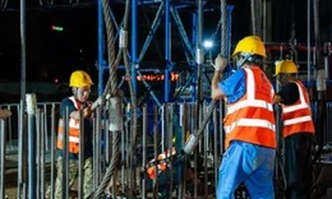 Hạ thành công lồng thép khổng lồ thi công metro Văn Cao - Hòa Lạc