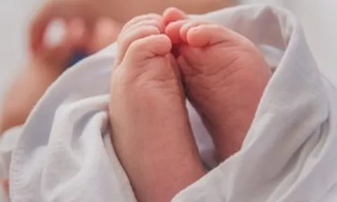 Đã có 4 con, người phụ nữ tiếp tục sinh 4 bé gái cùng trứng theo cách hoàn toàn tự nhiên
