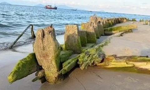 Loạt ảnh mới về con tàu cổ vừa nổi lên ở bờ biển Đà Nẵng