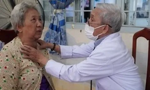 Bác sĩ thiện nguyện về quê nghèo khám chữa bệnh miễn phí