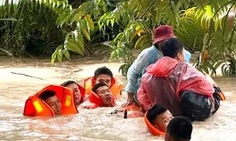 Cán bộ, chiến sĩ Vùng 5 hải quân hỗ trợ người dân vùng ngập lụt ở Phú Quốc