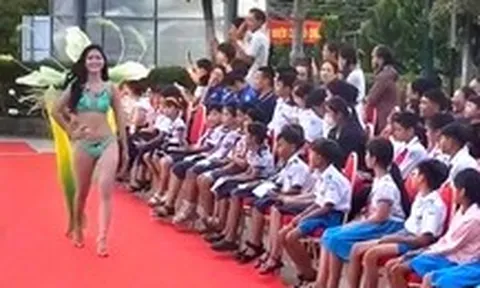 Trao quà, sao lại để học sinh ngồi xem thí sinh hoa hậu trình diễn bikini?