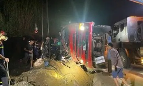 Cứu hai anh em ruột mắc kẹt trong xe tải bị lật trên quốc lộ