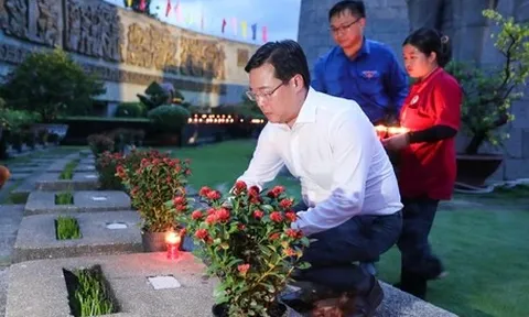 Lãnh đạo Thành ủy TP.HCM dâng hương, thắp nến tri ân Anh hùng liệt sĩ