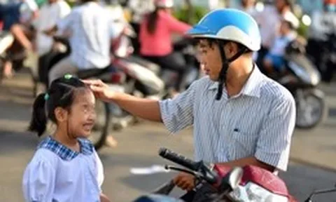 Cha mẹ hãy mỉm cười trước khi hỏi con về bài học