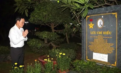 Bí thư Trần Lưu Quang cùng lãnh đạo TP.HCM dâng hương, thắp nến tri ân anh hùng liệt sĩ tại Côn Đảo