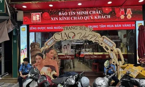 Phố vàng Hà Nội hiu hắt, đổ xô bán vàng ở TPHCM; 50.000 đôi giày Nike bị làm giả