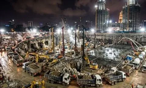 Phát hiện hơn 500 xe tải chở đất hoạt động xuyên đêm, đổ 13.200 m2 bê tông suốt 54 giờ: Bí mật dưới lòng đất của 2 tòa tháp 450m lộ diện