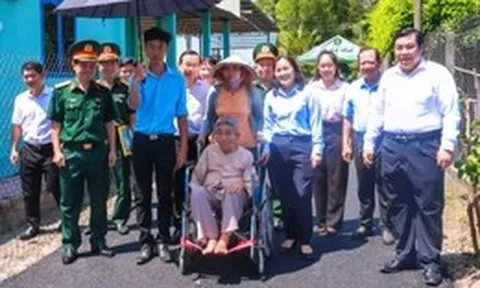 Nhựa hóa hẻm vào nhà Mẹ Việt Nam anh hùng Nguyễn Thị Bún: Dấu ấn tình đoàn kết quân - dân