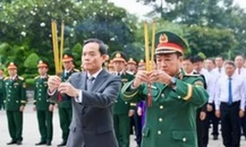 Bí thư Trần Lưu Quang cùng lãnh đạo TP.HCM dâng hương tưởng niệm Anh hùng liệt sĩ nhân ngày 27-7