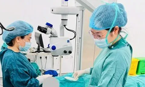 Người đàn ông Lào thoát nguy cơ mù lòa sau khi sang Việt Nam mổ mắt