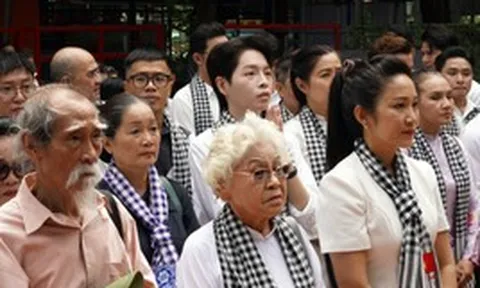 NSND Thanh Thuý, Đức Phúc và nghệ sĩ Việt xúc động tại lễ viếng Liệt sĩ tại Công viên Lê Thị Riêng