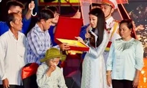 Trao di vật liệt sĩ Huỳnh Văn Quên cho gia đình ở Vàm Cỏ, hài cốt tìm thấy là anh 'Hai Quên'