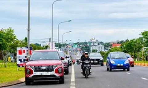 Làn xe máy thành 'bãi đỗ' ô tô trên đại lộ ngàn tỉ