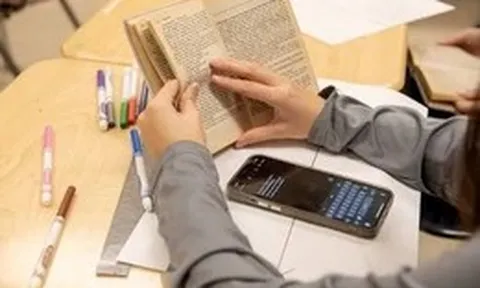 Pháp mở rộng lệnh cấm điện thoại đến bậc THPT từ năm học mới