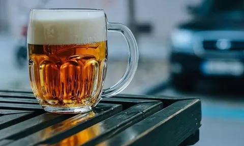 Thấy cảm giác lạ sau khi uống bia, người đàn ông 62 tuổi phát hiện mắc ung thư máu