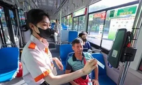 Người dân TP.HCM đi xe buýt miễn phí còn bốc thăm trúng thưởng tại 6 bến xe