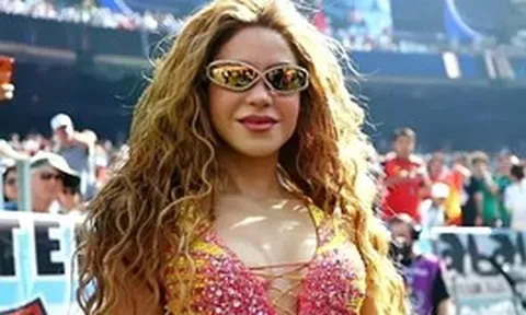 Shakira áp sát kỷ lục