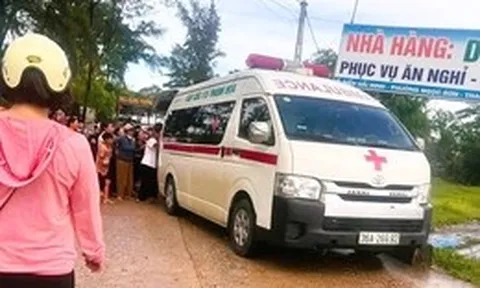 Đứng gần biển quảng cáo khi mưa lớn, 2 anh em ruột bị điện giật tử vong