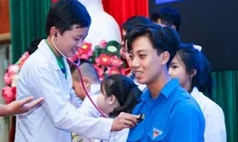 100 bạn trẻ trải nghiệm 'Một ngày làm nhân viên y tế'