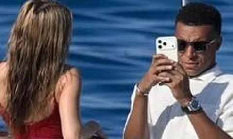 Có là Mbappe thì cũng phải chụp ảnh cho bạn gái