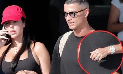 Ronaldo để lộ nhẫn kim cương đôi với Georgina, dấy lên tin đồn bí mật làm đám cưới thứ 7 tuần này?