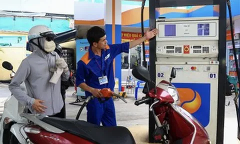 Doanh nghiệp tự quyết giá xăng dầu: Nhà nước can thiệp cách nào khi giá tăng đột biến?