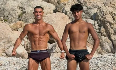 Ronaldo gây sốt khoe cơ bắp cùng con trai 16 tuổi