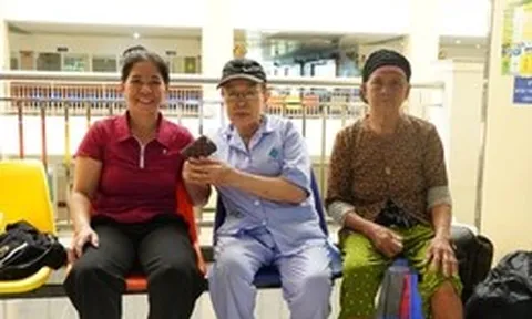 Nhặt được tiền bằng 2 tháng lương, nhân viên vệ sinh tìm người trả lại