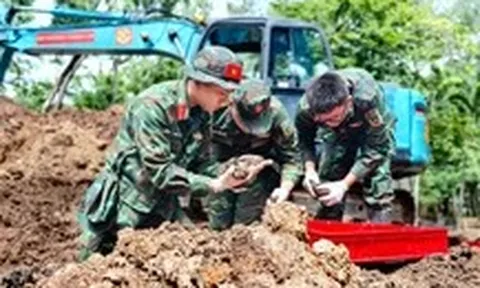 Ngày 1-8: Đào 200m³ đất, tìm thấy thêm 8 bộ hài cốt liệt sĩ tại công viên Lê Thị Riêng