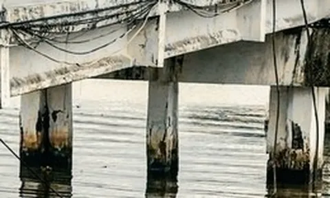 Cầu treo thu phí ‘trọn đời’ ở Cà Mau có dấu hiệu xuống cấp, xe cộ vẫn qua lại
