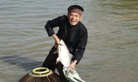 Hàng trăm người lao xuống đầm, nô nức nơm cá
