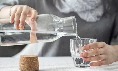 Uống nước ấm 60 độ suốt ngày, cô gái trẻ 20 tuổi đi khám nhận kết quả liền "bật khóc"