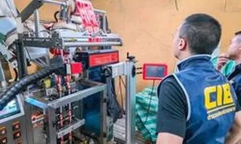 Thái Lan: Một trung tướng chỉ huy cuộc đột kích, tóm gọn đường dây sản xuất bột ngọt và cà phê giả, tịch thu hơn 75.000 sản phẩm sắp bán ra thị trường
