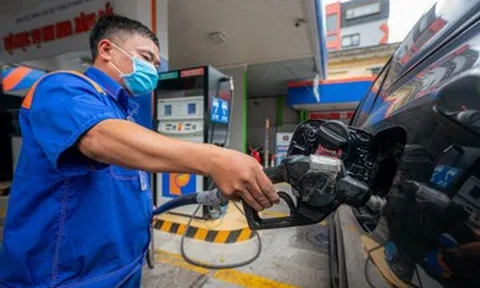Không để xảy ra tình trạng dừng bán xăng dầu không có lý do